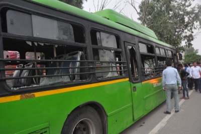  3 Injured After Dtc Bus Crashes Into Subway Crossing-TeluguStop.com