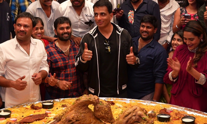  Actor Sonu Sood Inaugurates India Biggest Mandi Plate In Gismat Mandi,hyderabad,-TeluguStop.com