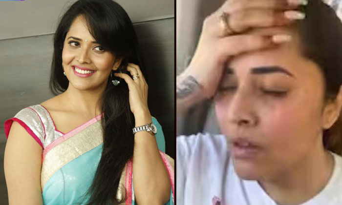  Anasuya Holding Her Head Fans Are Worried About What Happened Actress , Anasuya-TeluguStop.com