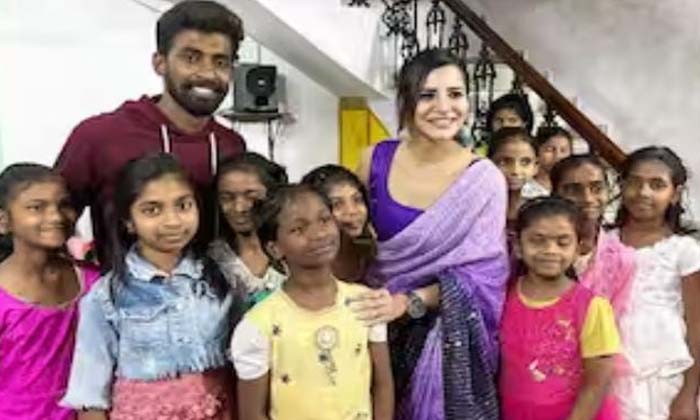 Ashu Reddy Celebrated Valentines Day There With Express Hari Photos Went Viral , Ashu Reddy Celebrated Valentines Day There With Express Hari Photos Went Viral ,-TeluguStop.com