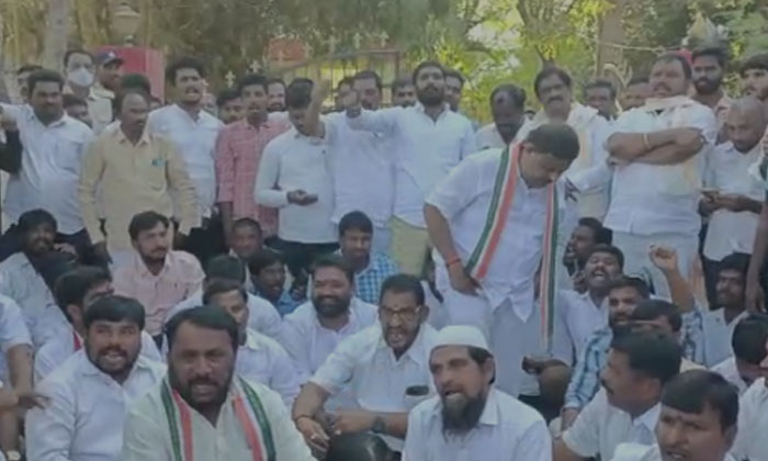  Congress Dharna To Suspend Ci Who Assaulted Dalit Woman, Congress , Dalit Woman-TeluguStop.com