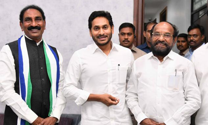  Dissatisfaction In Ycp Over Preference For Migrant Leaders In Mlc Elections Deta-TeluguStop.com