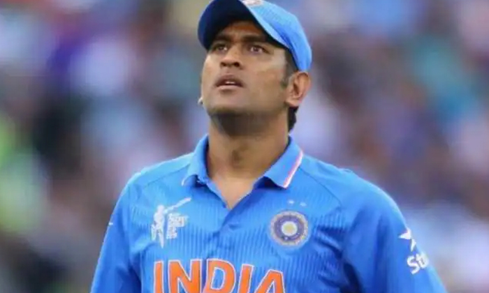  Former Cricketer Mahendra Singh Dhoni In The Avatar Of A Police Officer, Mahend-TeluguStop.com