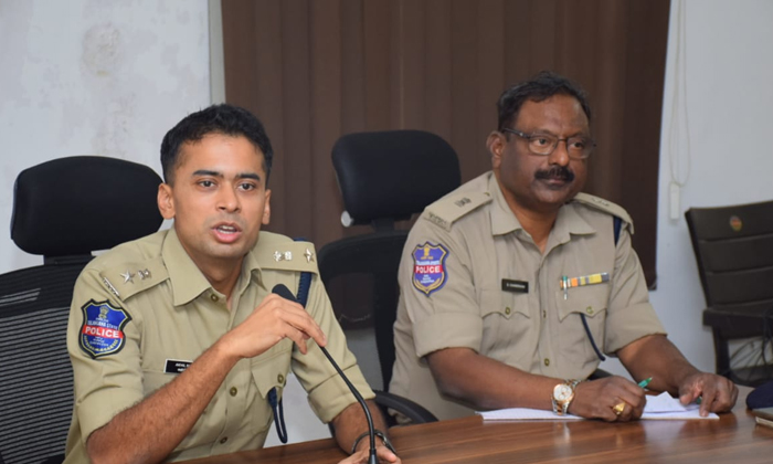  Grievances Should Be Redressed Expeditiously District Sp Akhil Mahajan, Distric-TeluguStop.com