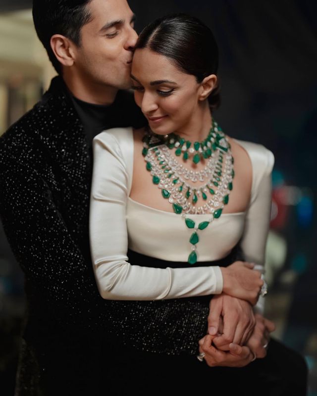  Sidharth And Kiara’s Romantic Kiss Steals The Show At Mumbai Reception!-TeluguStop.com