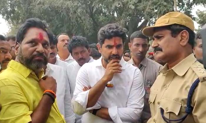  Police Seized A Campaign Vehicle In Nara Lokesh's Convoy , Police Seized ,campa-TeluguStop.com