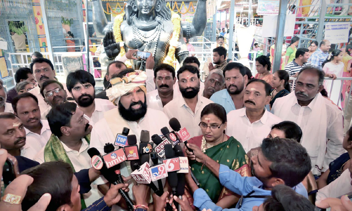  Politicizing The Fair: Uttam , Huzur Nagar, Uttam Kumar Reddy, Brs, Swayambhu Sa-TeluguStop.com