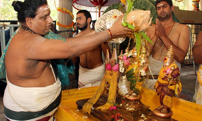  Priests Performed Trishul Bath With Devotion , Trishul Bath, Lord Siddeshwara ,-TeluguStop.com