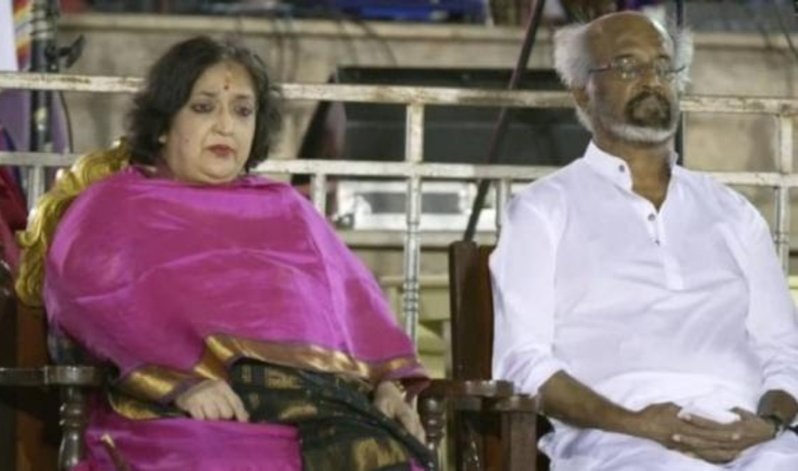  Viral Pic Alert: Rajinikanth And His Wife Spotted In Bengaluru!-TeluguStop.com