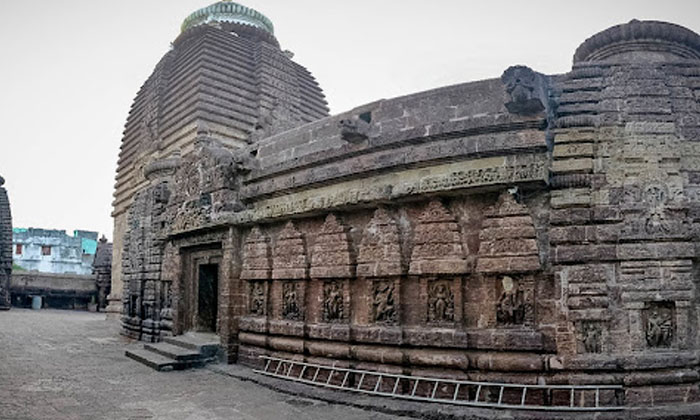  Centuries-old Shrine That Has Reached A State Of Ruin. Officials Ignore It,  Sr-TeluguStop.com