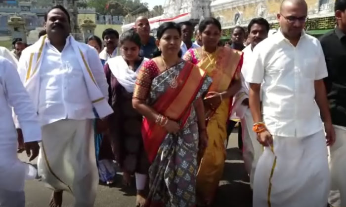 Many Famous People Visited Tirumala, Tirumala , Ap Home Minister , Taneti Vanith Many Famous People Visited Tirumala, Tirumala , Ap Home Minister , Taneti Vanith-TeluguStop.com