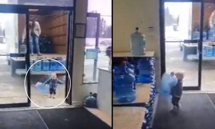  Toddler Helping Mother Cute Video Viral On Social Media Details, Mother, Helping-TeluguStop.com