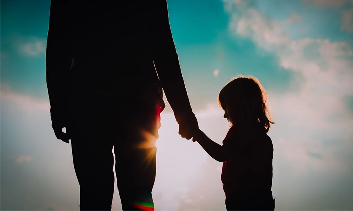  Uk Dad Leaves Daughter To Alexa To Babysit Her While He Went To Pub Details, Fat-TeluguStop.com