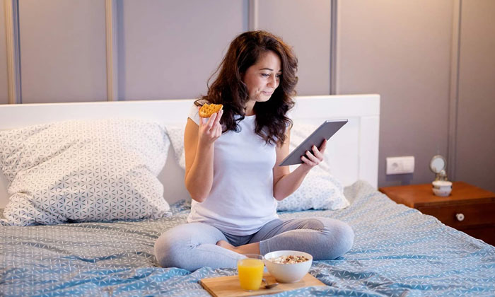  Are You Eating While Sitting On The Bed.. But Do You Know What Happens According-TeluguStop.com