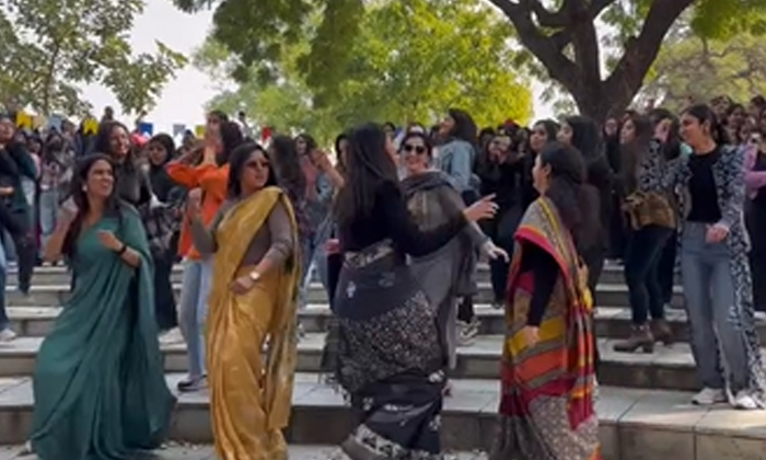  Viral Professors Stipe With Students To Pathan's Song Look Mad, Pathaan Movie So-TeluguStop.com