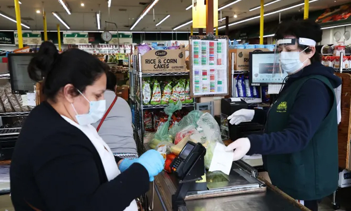  Viral The Owner Who Is Giving Free Items In The Supermarket Hurry Up! Where, Vir-TeluguStop.com