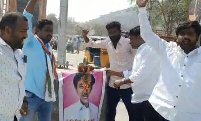  Youth Congress Leaders Burnt Cm Kcr Flexi, Youth Congress Leaders ,cm Kcr Flexi,-TeluguStop.com