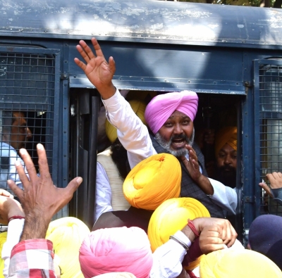  Aap Leaders Protest Outside Bjp Headquarters In Chandigarh-TeluguStop.com