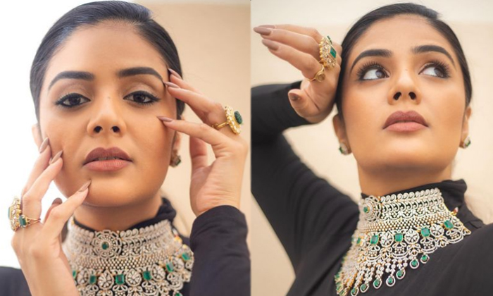  Anchor Sreemukhi Glamor Show In Modern Dress Netizens Trolling Details, Anchor S-TeluguStop.com