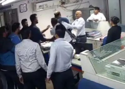  Bank Employee Thrashed By 2 Customers In Gujarat, Both Held-TeluguStop.com