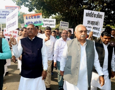 Congress Mlas In Hry Marches To Assembly Over Old Pension Scheme Congress Mlas In Hry Marches To Assembly Over Old Pension Scheme-TeluguStop.com