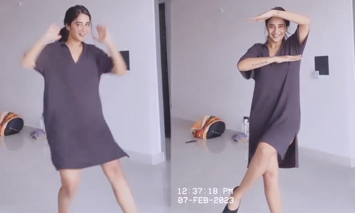  Deepthi Sunaina Dance Without Pants Netizens Trolling Video Viral Details, Deept-TeluguStop.com