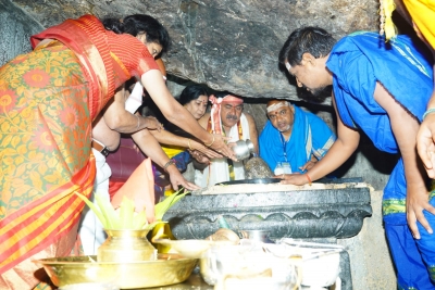  Devotees Throng Shiva Temples Across Telangana-TeluguStop.com