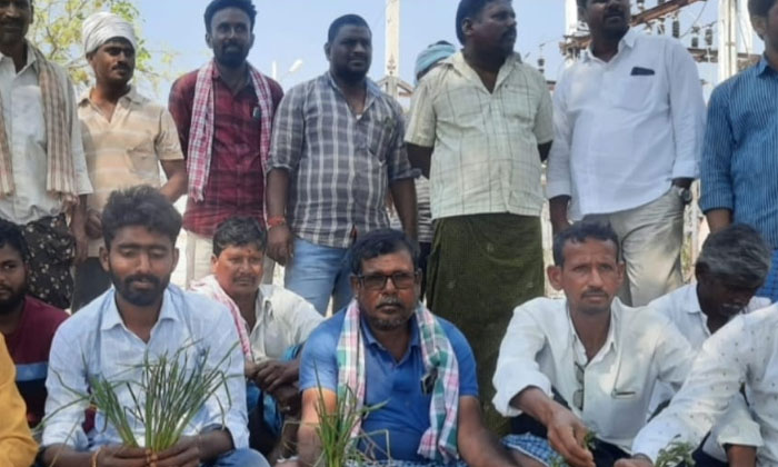  Farmers' Dharna In Front Of Electricity Sub-station , Electricity Sub-station ,-TeluguStop.com