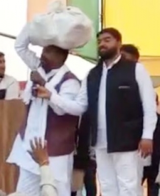  Ex-up Minister With Shoes On Head, Appeals For Community Unity-TeluguStop.com