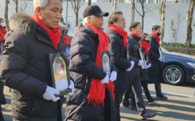  Families Of Crowd Crush Victims Clash With Police Over Installation Of Memorial-TeluguStop.com