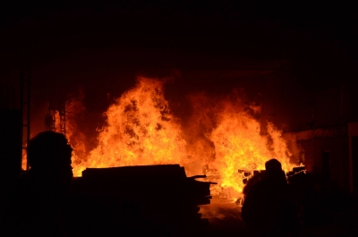  Fire Engulfs Building In Bangladesh Capital; 1 Dead, Several Injured (ld)-TeluguStop.com