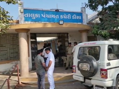  Four Booked In Gujarat For Fraud In Construction Of Toilets-TeluguStop.com