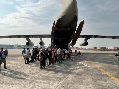  Iaf Airlifts 388 Citizens From Jammu To Leh-TeluguStop.com