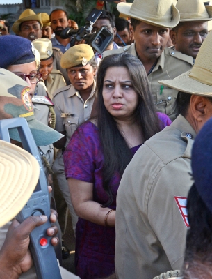  Ias Vs Ips Fight: I Too Have A Photo Of Roopa, Says Rti Activist-TeluguStop.com