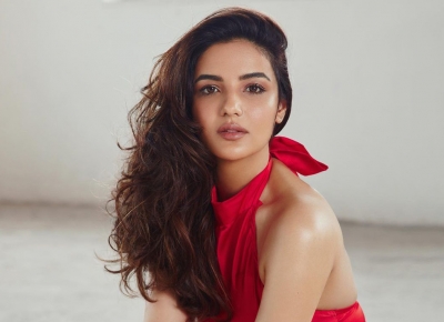  Jasmin Bhasin: There Is No Worst Part Of Falling In Love-TeluguStop.com