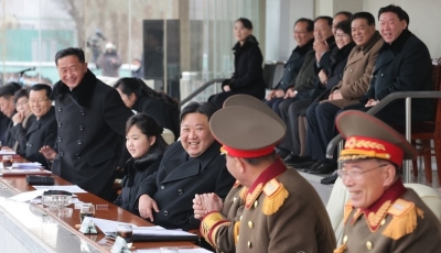  Kim Jong-un Watches Football Match With Daughter-TeluguStop.com