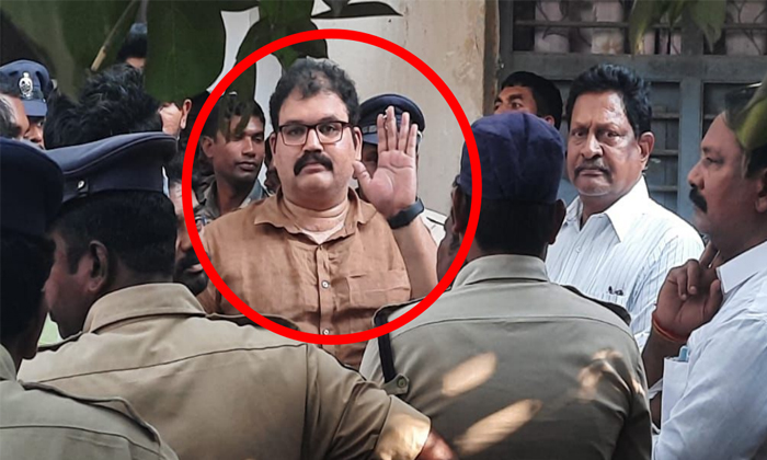  Kommareddy Pattabhi Allegations That Police Beat Him Details, Gannavaram Tdp, Ch-TeluguStop.com