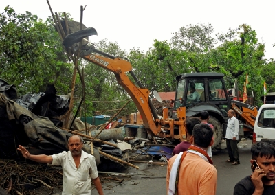  Locals Clash With Police Amid Anti-encroachment Drive In Delhi’s Mehrauli-TeluguStop.com