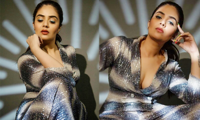  Netizens Trolling On Anchor Sreemukhi Latest Glamor Show Details, Netizens Trol-TeluguStop.com