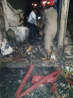  One Killed In Fire After Cylinder Explodes In West Delhi-TeluguStop.com