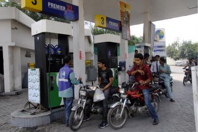  Pak Govt Drops Another Inflation Bomb On Masses; Petrol Up By Rs 22-TeluguStop.com