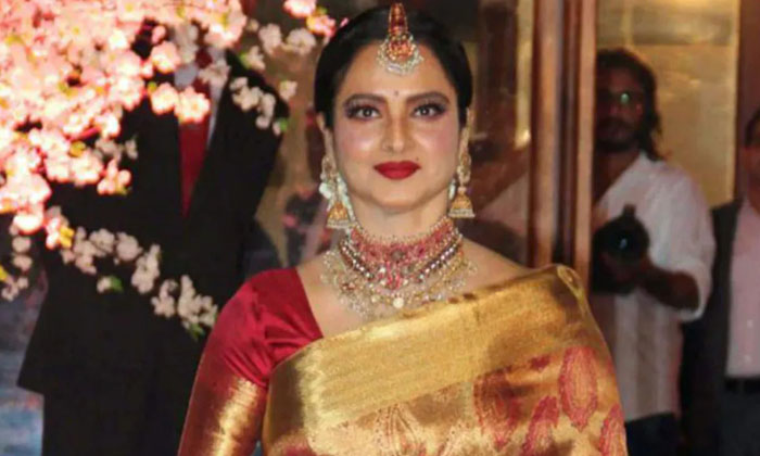  Actress Rekha Is Still Living Rich Life Rekha, Rich Life, Amitabh Bachchan , B-TeluguStop.com