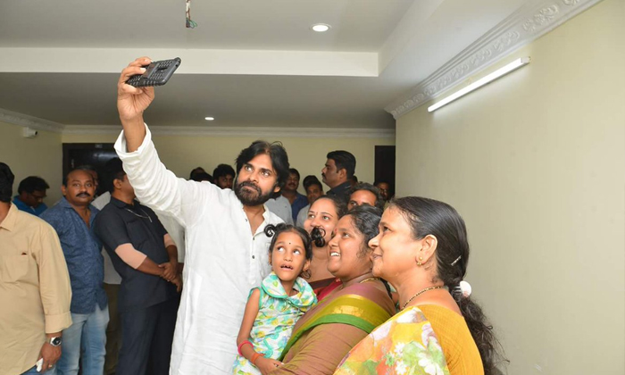  Sad Incident Happened For Pawan Kalyan Fans Details Here Goes Viral , Pawan Kaly-TeluguStop.com