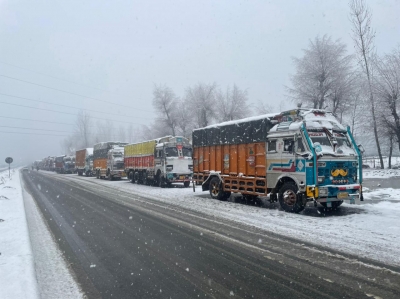  Scores Of Vehicles Stranded On Jammu-srinagar Highway-TeluguStop.com