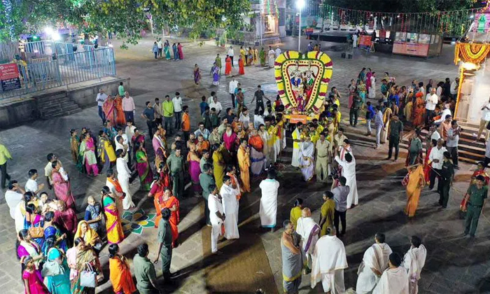  Srisailam Mallanna Brahmotsavam Ends Devotees Angry On Temple Staff Details, Sri-TeluguStop.com