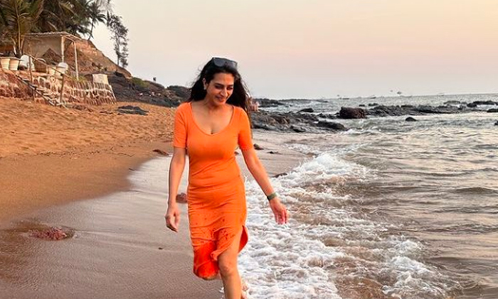  Surekha Vani Was Seen On The Beach Netizens Are Advising To Get Married, Surekha-TeluguStop.com