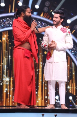  Swami Ramdev Lauds ‘indian Idol 13’ Contestant’s Rendition Of-TeluguStop.com