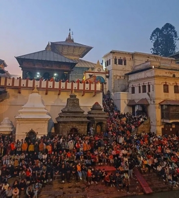  Thousands Throng Nepal’s Pashupatinath Temple During Mahashivaratri Celebr-TeluguStop.com