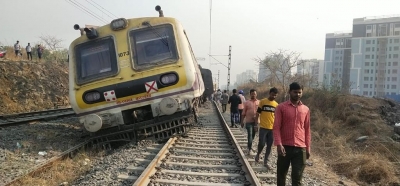  Three Bogies Of Mumbai Local Train Derail, No Casualties-TeluguStop.com