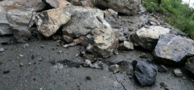 Traffic Stopped On Jammu-srinagar Nh Due To Shooting Stones Traffic Stopped On Jammu-srinagar Nh Due To Shooting Stones-TeluguStop.com